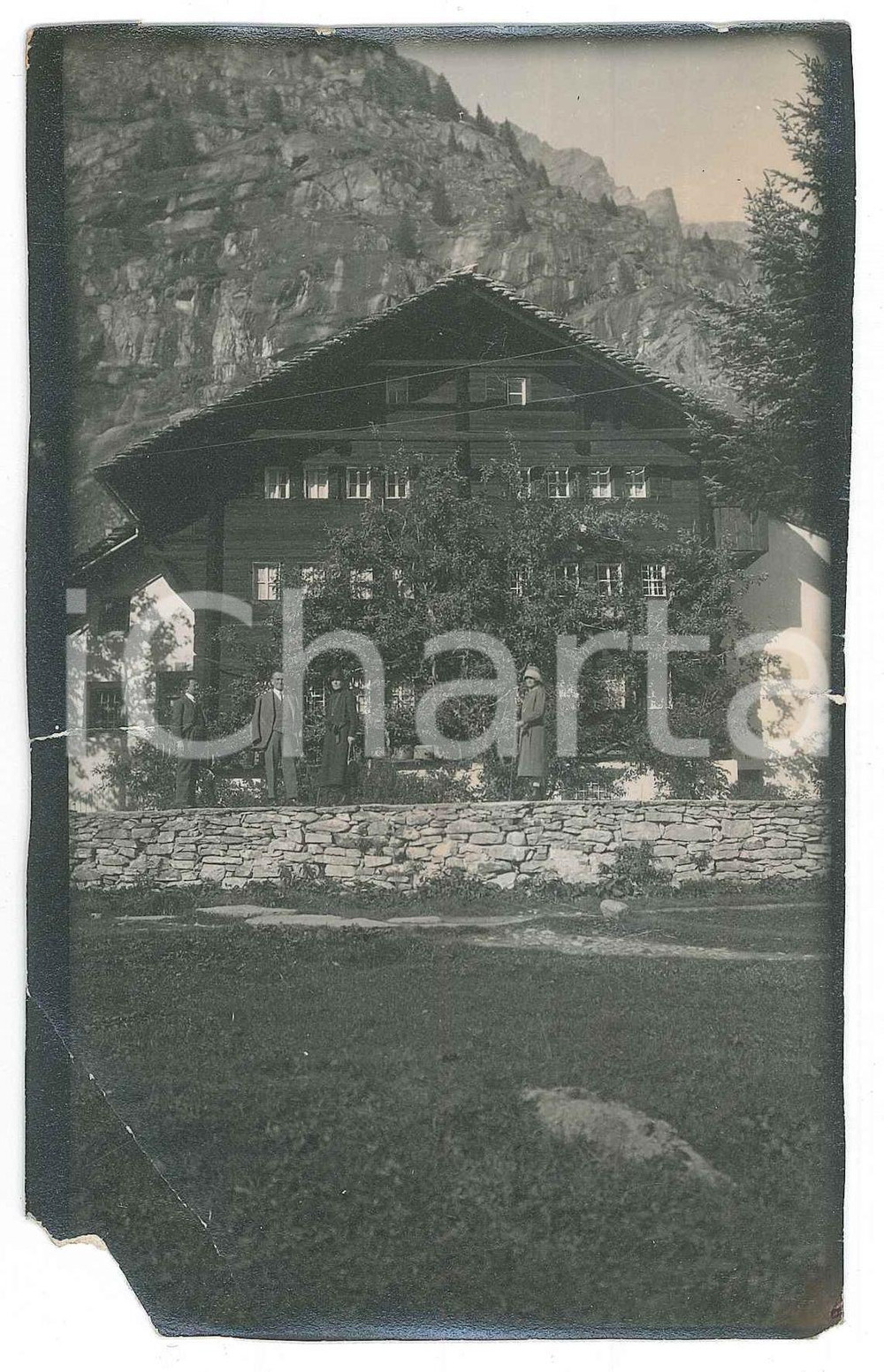 1910 ca SVIZZERA Amici davanti a una casa di montagna - Fotografia anonima 14x9 Fotografia d'epoca. VERY POOR/gravemente danneggiato estesa mancanza e piegatura all'angolo inferiore sinistro, strappi ai margini, sbrecciature Formato: 14x9 originale e autentica 1