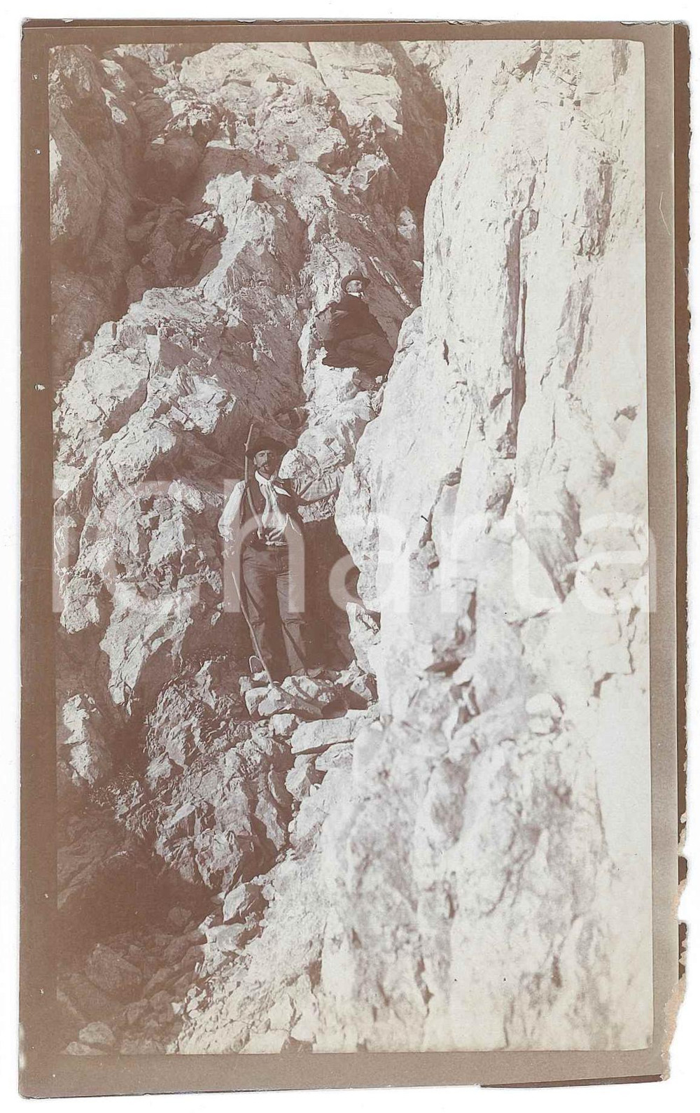 1905 ca VALSESIA - VALLE ANZASCA (?) Alpinista Vittorio RONCHETTI - Foto (1) Fotografia d'epoca.FOTOGRAFO: Dr. Vittorio Ronchetti - Milano POOR/danneggiato Lievi smussature agli angoli, mancanza e strappi al margine destro Formato: 14x9 originale e autentica 1