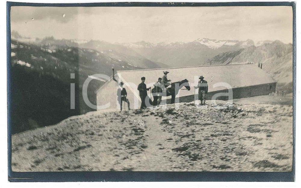 1905 ca VALSESIA - VALLE ANZASCA (?) Alpinisti con cavallo - Foto 14x9 cm Fotografia d'epoca. POOR/danneggiato Lievi smussature agli angoli Formato: 14x9 originale e autentica 1