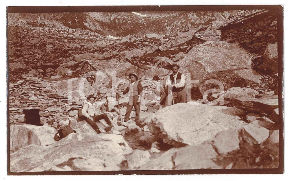 1905 ca VALSESIA - VALLE ANZASCA (?) Alpinista Vittorio RONCHETTI - Foto Fotografia d'epoca.FOTOGRAFO: Dr. Vittorio Ronchetti - Milano FAIR/discreto Lievi smussature agli angoli Formato: 14x9 originale e autentica 1