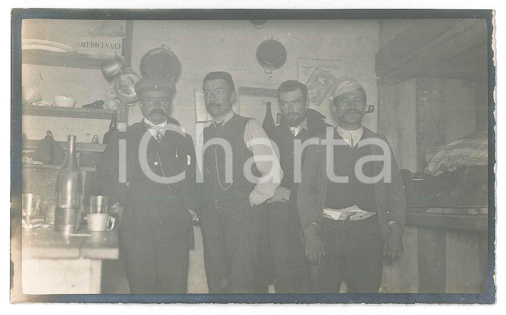 1905 ca MONTE ROSA Capanna Regina Margherita (?) Alpinisti al rifugio - Foto Fotografia d'epoca.FOTOGRAFO: Dr. Vittorio Ronchetti - Milano FAIR/discreto Lievi smussature agli angoli, margine destro con strappo Formato: 14x8 originale e autentica 1