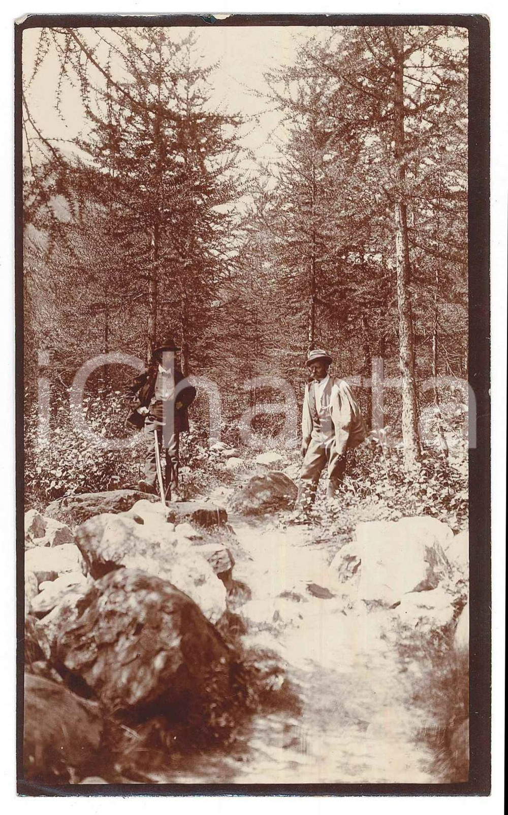 1905 ca VALTELLINA (?) Alpinista Vittorio RONCHETTI vicino a un torrente Foto 1 Fotografia d'epoca.FOTOGRAFO: Dr. Vittorio Ronchetti - Milano FAIR/discreto Lievi smussature agli angoli Formato: 14x8 originale e autentica 1