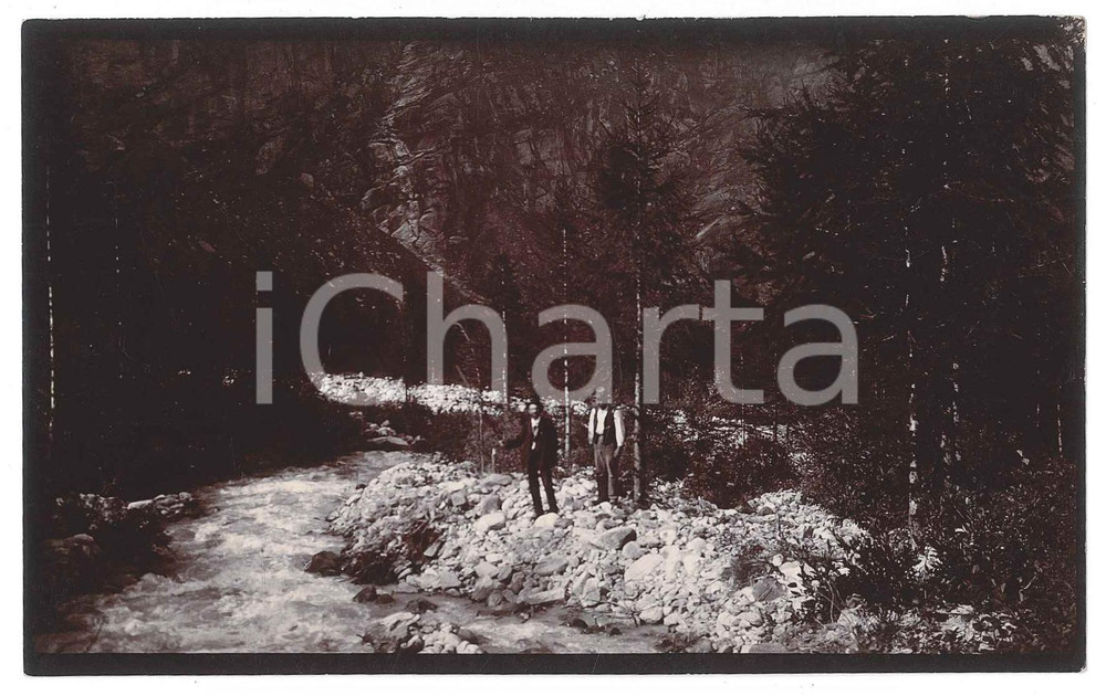 1905 ca VALTELLINA (?) Alpinista Vittorio RONCHETTI vicino a un torrente Foto 2 Fotografia d'epoca.FOTOGRAFO: Dr. Vittorio Ronchetti - Milano FAIR/discreto Lievi smussature agli angoli Formato: 14x8 originale e autentica 1