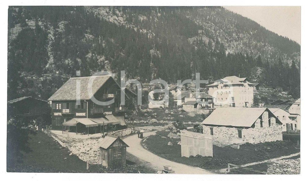 1905 ca MONTE ROSA (?) Veduta di un paese montano - Foto 13x7 cm Fotografia d'epoca. POOR/danneggiato Lievi smussature agli angoli Formato: 13x7 originale e autentica 1