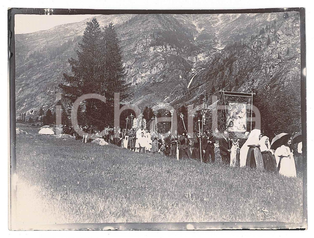 1905 ca VALSESIA - VALLE ANZASCA (?) Processione religiosa - Foto 12x8 cm Fotografia d'epoca. POOR/danneggiato Lievi smussature agli angoli Formato: 12x8 originale e autentica 1