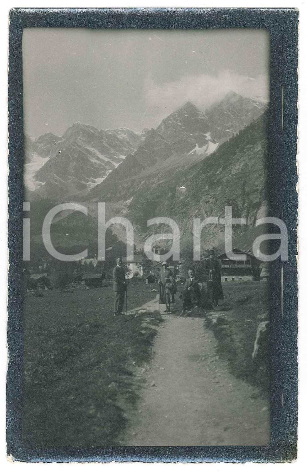1905 ca VALSESIA - VALLE ANZASCA (?) Foto di famiglia - 9x15 cm Fotografia d'epoca. FAIR/discreto Lievi smussature agli angoli Formato: 15x9 originale e autentica 1