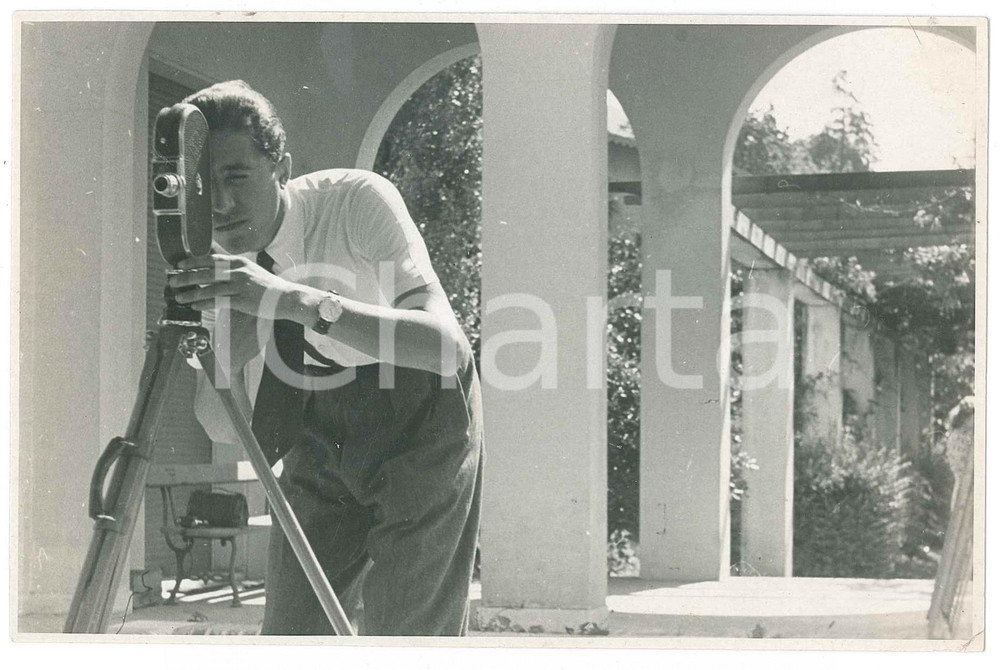 1943 ITALIA Cineamatore durante le riprese - Fotografia anonima 15x10 cm  Fotografia d'epoca. FAIR/discreto Piccola piegatura all'angolo inferiore destro Formato: 15x10 originale e autentica 1