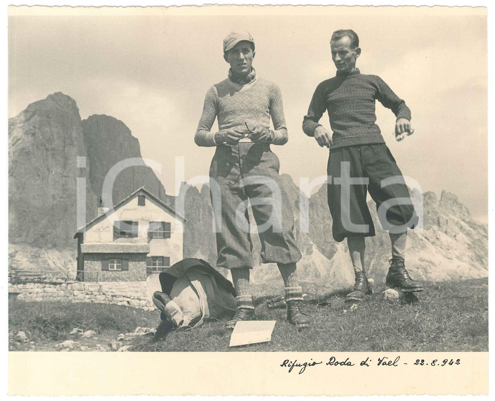 1942 DOLOMITI - Rifugio RAODA DI VAEL - Escursionisti - Foto 21x17 cm  Fotografia originale, con didascalia manoscritta. GOOD/buono  Formato: 22x18 cm originale e autentica 1