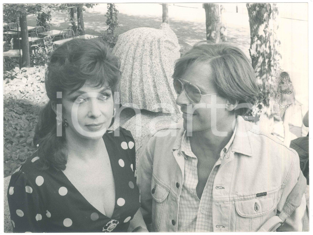 1970 ca ITALIA Gina LOLLOBRIGIDA in un parco - Foto 24x18 cm  Fotografia originale d'epoca.. GOOD/buono  Formato: 24x18 cm originale e autentica 1