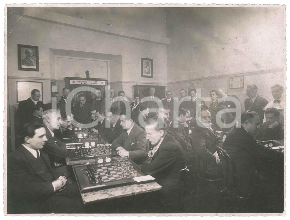1940 ca MILANO Dopolavoro Scacchistico Ambrosiano - Foto RARA 23x17 cm  Fotografia originale d'epoca. VERY POOR/gravemente danneggiato piegature evidenti; minime abrasioni marginali Formato: 23x17 cm originale e autentica 1