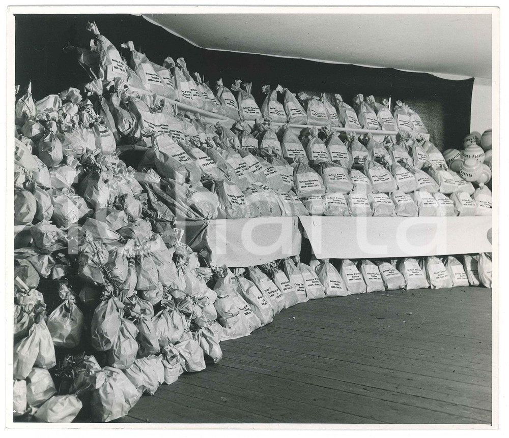 1938 BASILEA (SVIZZERA) Fasci italiani - Befana Fascista - Sacchi-dono *Foto  Fotografia originale d'epoca, con didascalia e timbro datario al verso. FAIR/discreto lievi piegature e graffi Formato: 21x18 cm originale e autentica 1