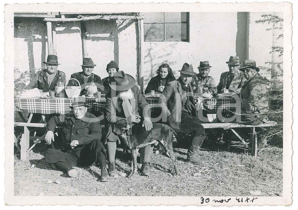 1941 ITALIA - COSTUMI - Una tavolata in campagna - Foto VINTAGE 14x10 cm  Fotografia d'epoca. POOR/danneggiato evidente piegatura angolare Formato: 14x10 cm originale e autentica 1