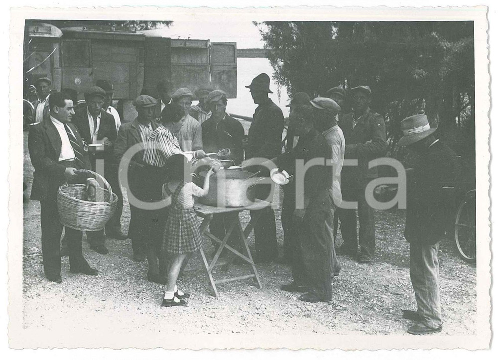 1945 ca ITALIA - COSTUMI - Pranzo all'aperto per operai (2) Foto VINTAGE 14x10  Fotografia d'epoca. GOOD/buono  Formato: 14x10 cm originale e autentica 1