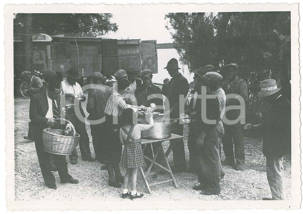 1945 ca ITALIA - COSTUMI - Pranzo all'aperto per operai (1) Foto VINTAGE 14x10  Fotografia d'epoca. GOOD/buono  Formato: 14x10 originale e autentica 1