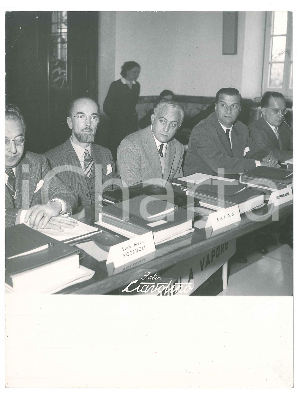 1960 ca LA SPEZIA - METALMECCANICA - Dirigenti a un convegno *Foto  Fotografia originale d'epoca.Sono visibili, tra le aziende rappresentate al convegno, lo Stabilimento Meccanico Pozzuoli, la SAFOG e la Salmoiraghi. POOR/danneggiato piegature angolari Formato: 18x24 cm originale e autentica 1