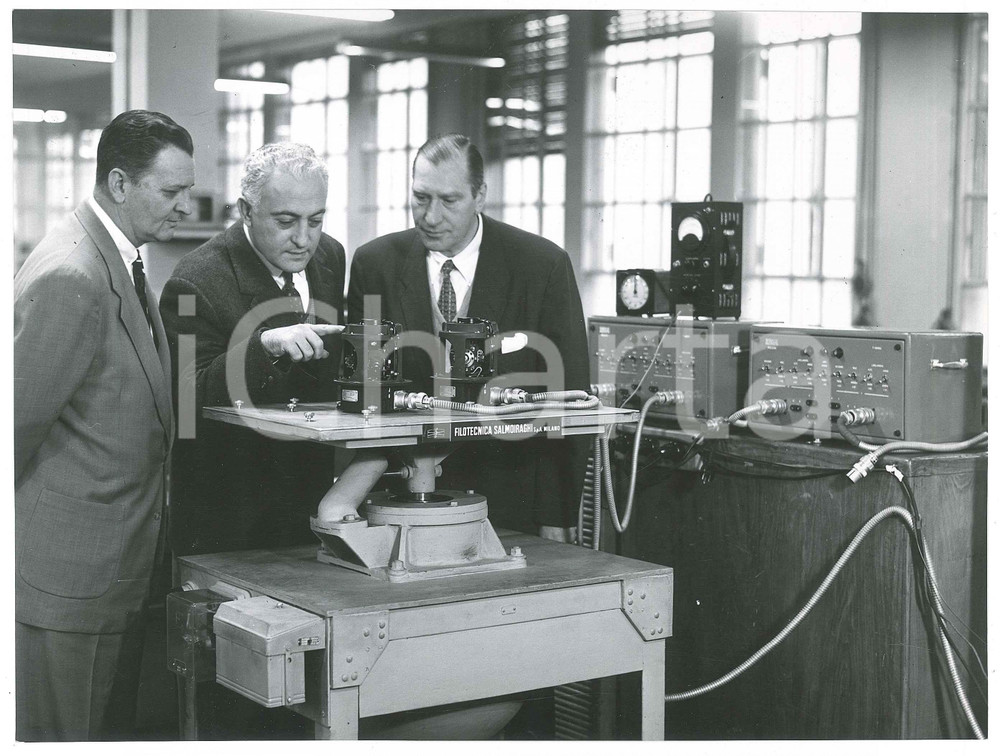 1960 ca LA SPEZIA - Dirigenti con apparecchi FILOTECNICA SALMOIRAGHI (2) Foto  Fotografia originale d'epoca. GOOD/buono  Formato: 24x18 cm originale e autentica 1