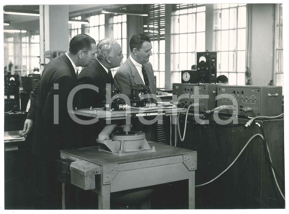 1960 ca LA SPEZIA - Dirigenti con apparecchi FILOTECNICA SALMOIRAGHI (3) Foto  Fotografia originale d'epoca. GOOD/buono  Formato: 24x18 cm originale e autentica 1