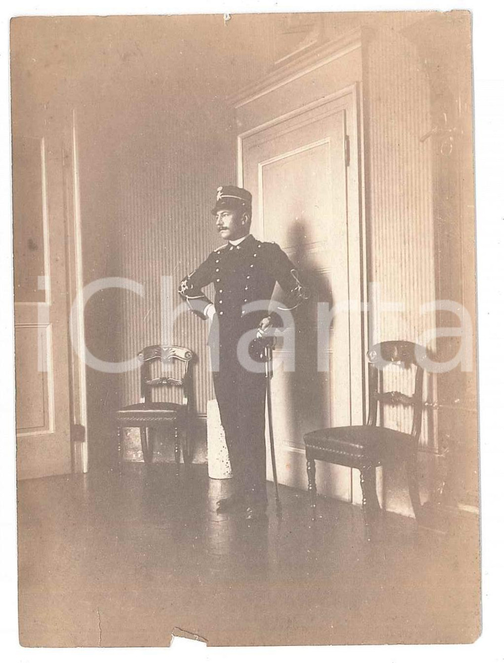 1915 ca FRANCE Portrait d'officier dans un salon - Photo VINTAGE 8x11 cm  Fotografia d'epoca. FAIR/discreto piccola mancanza al lato inferiore Formato: 9x15 cm originale e autentica 1