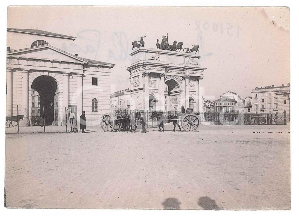 1900 ca MILANO Arco della Pace - Carrozze e cavalli - Foto 11x8 cm (1)  Fotografia d'epoca. FAIR/discreto Lievi smussature agli angoli, gualciture Formato: 11x8 cm originale e autentica 1