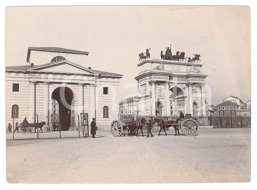 1900 ca MILANO Arco della Pace - Carrozze e cavalli - Foto 11x8 cm  Fotografia d'epoca. FAIR/discreto Lievi smussature agli angoli, gualciture Formato: 11x8 cm originale e autentica 1