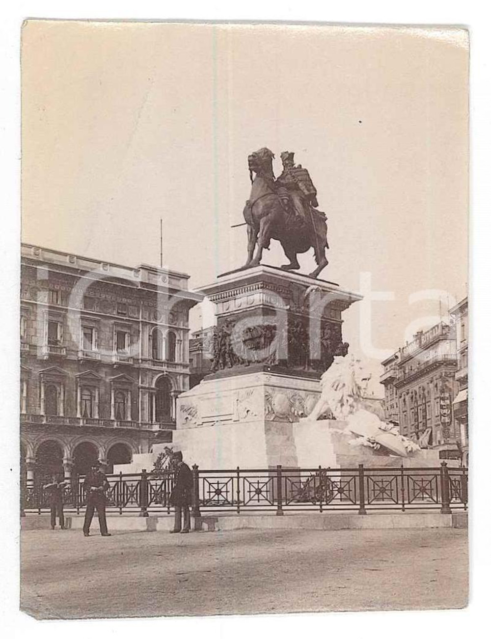 1900 ca MILANO Piazza Duomo - Monumento a Vittorio Emanuele II - Foto 8x6 cm  Fotografia d'epoca. FAIR/discreto Lievi smussature agli angoli, gualciture Formato: 8x6 cm originale e autentica 1