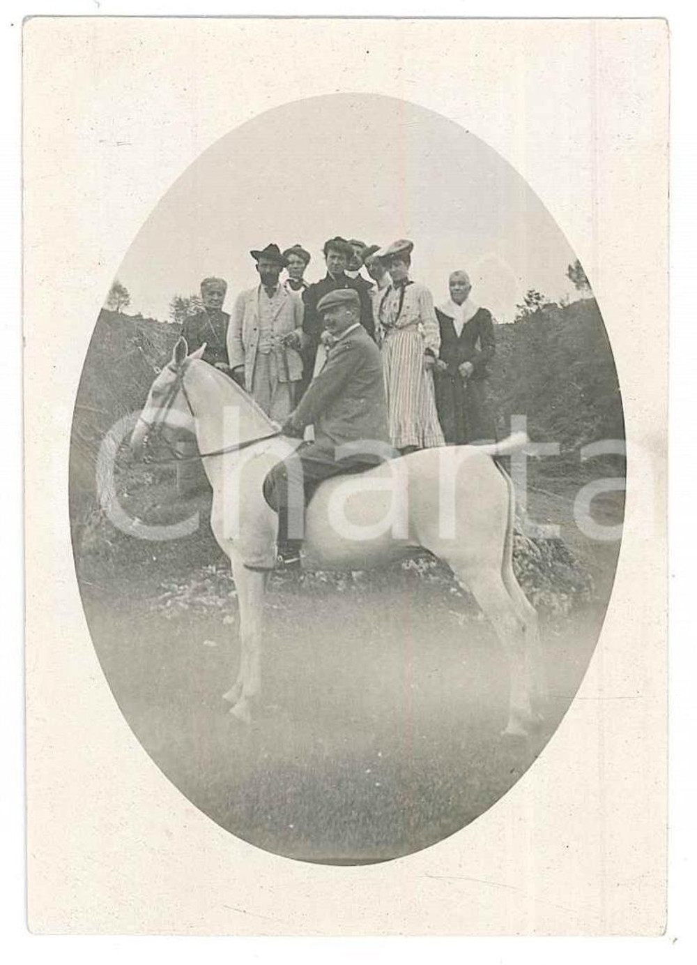 1906 MENAGGIO - COMO Uomo a cavallo - Fotografia anonima 6x9 cm  Fotografia d'epoca. FAIR/discreto Lievi smussature agli angoli Formato: 6x9 cm originale e autentica 1
