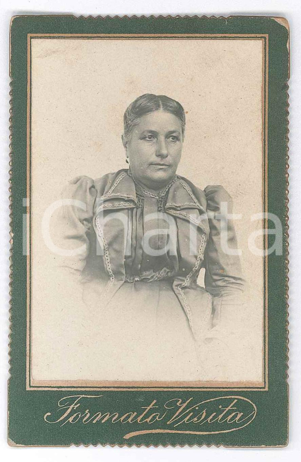 1880 ca. ITALIA - Ritratto di donna in abito da giorno - Foto CDV  Fotografia d'epoca, su cartoncino rigido.  FAIR/discreto Smussature e abrasioni angolari, fioriture al verso Formato: 6 x 10 cm originale e autentica 1