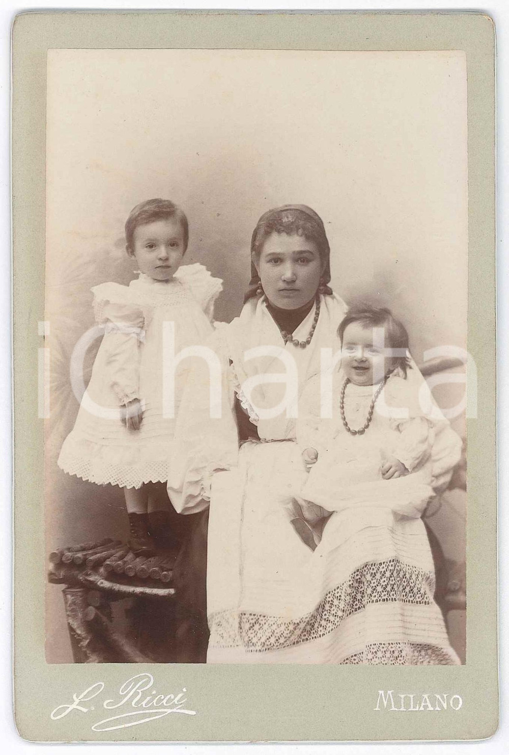 1880 ca MILANO Ritratto di due bambine con la balia *Foto LEONE RICCI (1) Fotografia d'epoca, montata su cartone rigido.FOTOGRAFO: Leone Ricci - Milano CONDIZIONI:GOOD/buonoFORMATO: 11x17 cm originale e autentica 1