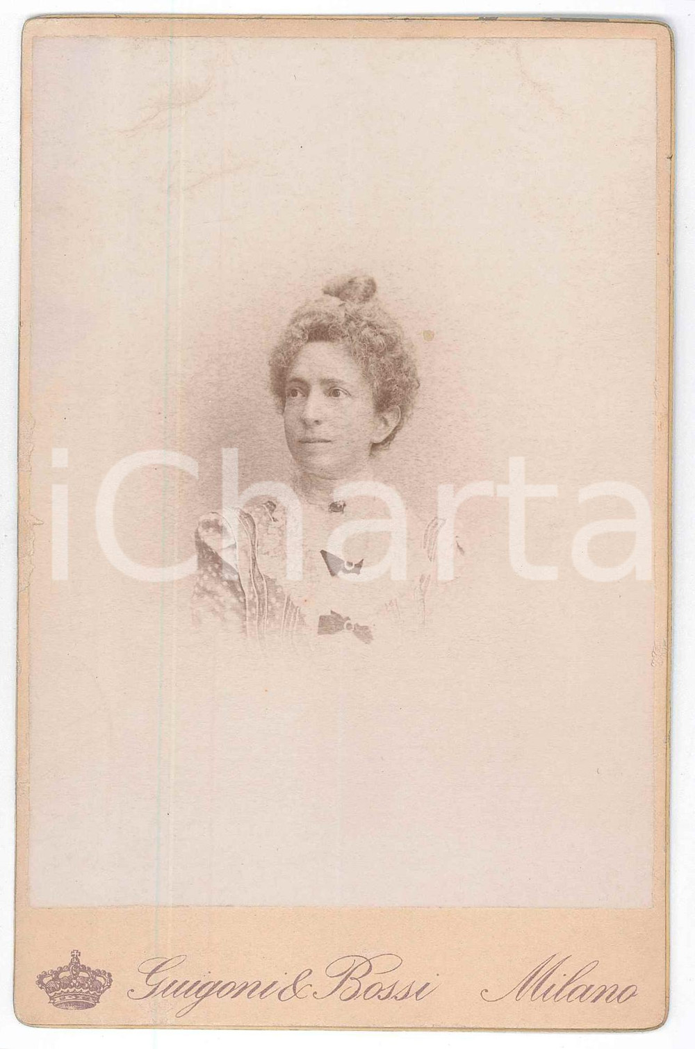 1880 ca MILANO Ritratto di donna con abito a fiocchi *Foto GUIGONI & BOSSI Fotografia d'epoca, montata su cartoncino rigido.FOTOGRAFO: Guigoni &amp; Bossi - Milano, corso Vittorio Emanuele 13 GOOD/buono  Formato: 11x17 cm originale e autentica 1