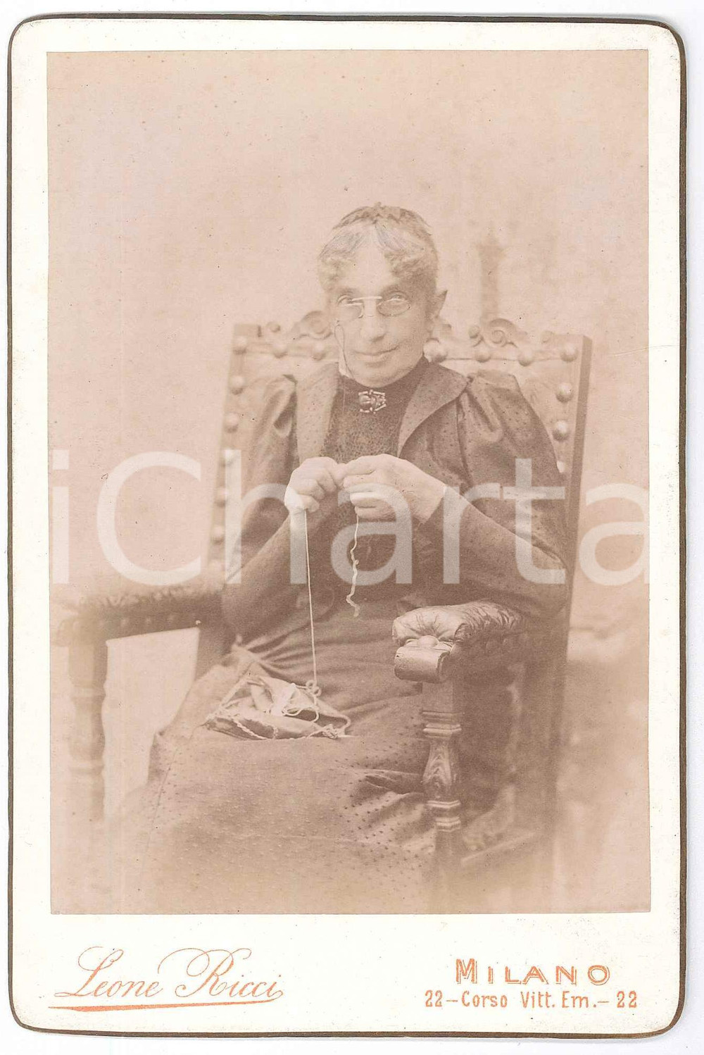 1895 ca MILANO Anziana donna dedita al cucito - Foto LEONE RICCI 11x17 Fotografia d'epoca che ritrae un'anziana donna in posa inusuale per l'epoca.Montata su cartone rigido.FOTOGRAFO: Leone Ricci - Milano, corso Vittorio Emanuele 22 GOOD/buono  Formato: 11x17 cm originale e autentica 1