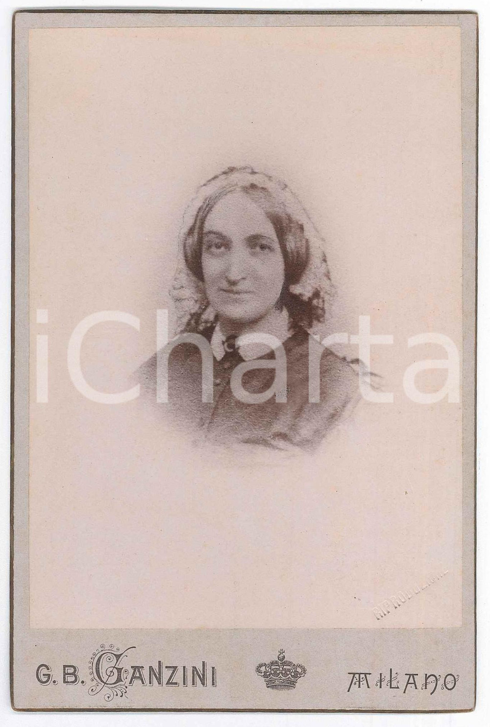 1890 ca MILANO Ritratto di donna con cuffietta - Foto G. B. GANZINI 11x17 Fotografia d'epoca, montata su cartone rigido.FOTOGRAFO: G. B. Ganzini - Milano, via Dante 12 GOOD/buono  Formato: 11x17 cm originale e autentica 1