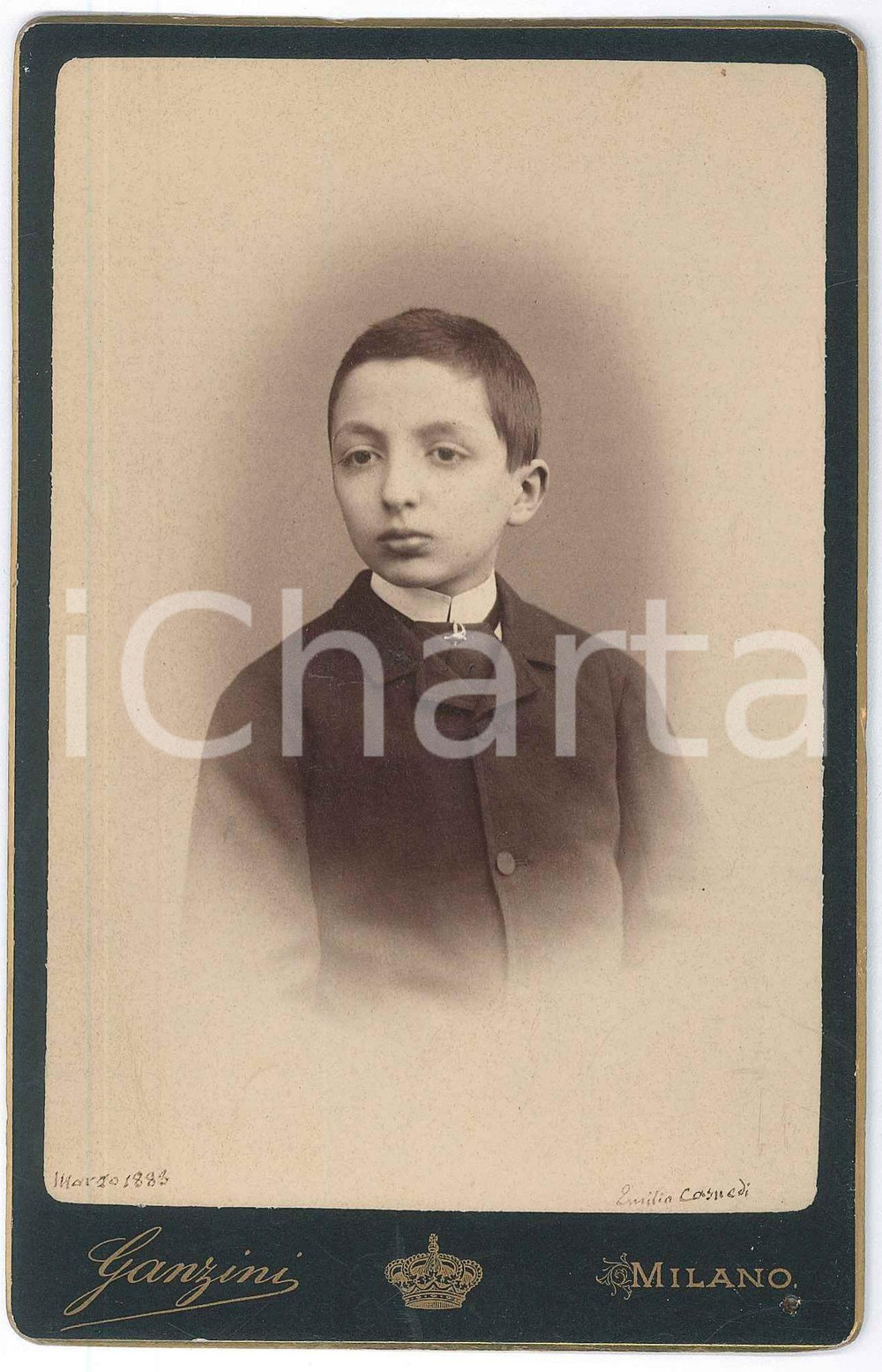 1883 MILANO Emilio CASNEDI bambino - Ritratto - Foto GANZINI 11x17 cm Fotografia d'epoca, montata su cartoncino rigido.FOTOGRAFO: Ganzini - Milano, via Unione 10 GOOD/buono ma foro angolare Formato: 11x17 cm originale e autentica 1