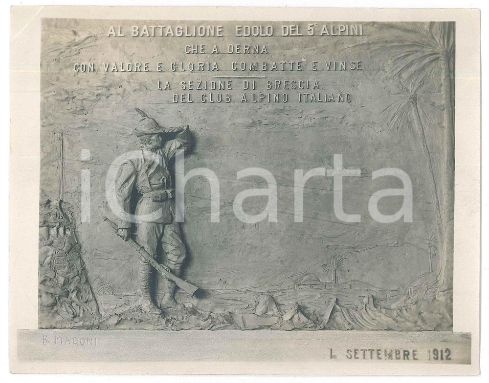 1912 CAI BRESCIA Scultore MAGONI - Bozzetto monumento Battaglione EDOLO - Foto  Fotografia originale, che mostra il bozzetto del bassorilievo per il Battaglione Edolo vittorioso a Derna. GOOD/buono  Formato: 15x12 cm originale e autentica 1