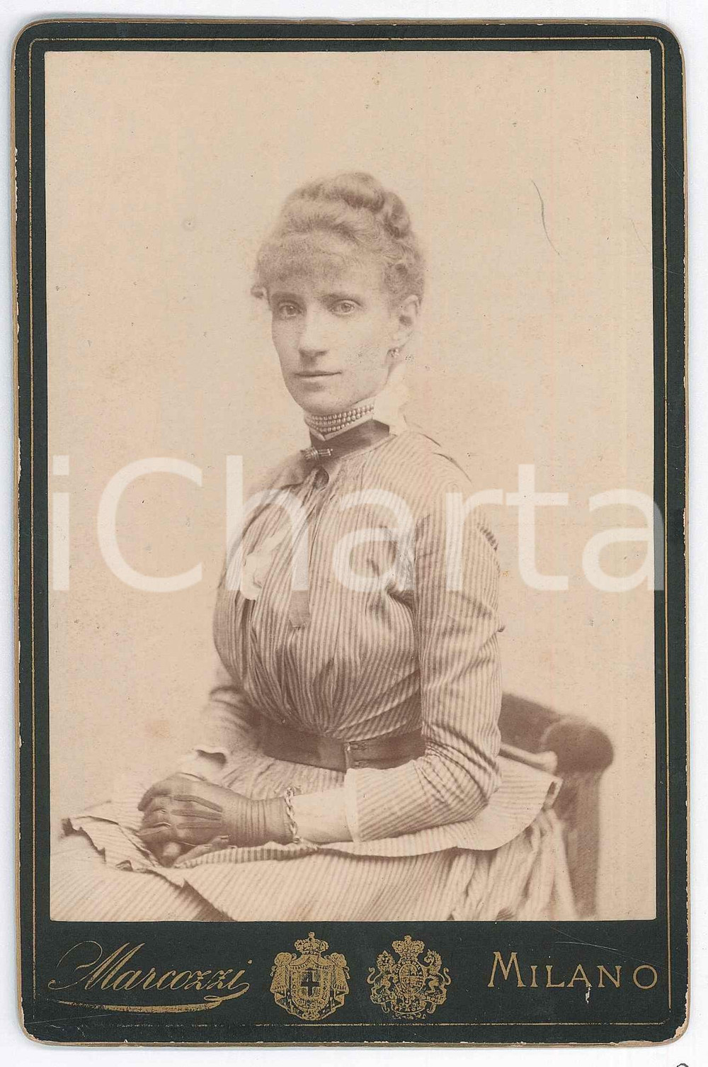 1880 ca MILANO Ritratto di nobildonna con abito a righe *Foto Carlo MARCOZZI (1) Fotografia d'epoca, montata su cartoncino rigido.FOTOGRAFO: Carlo Marcozzi - Milano, piazza Durini 7 CONDIZIONI:GOOD/buonoFORMATO: 11x17 cm originale e autentica 1
