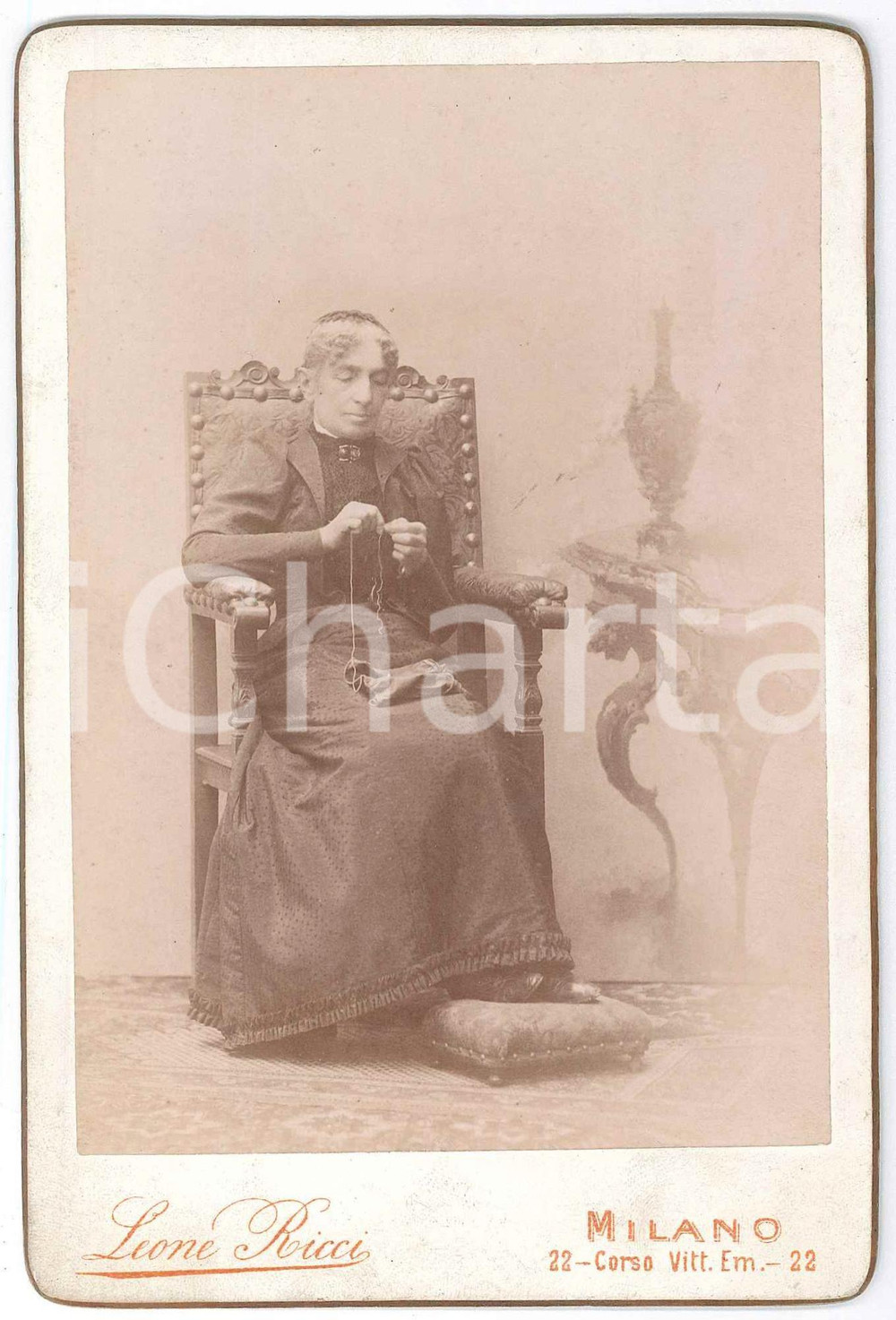 1895 ca MILANO Anziana donna dedita al cucito *Fotografia LEONE RICCI 11x17 Fotografia d'epoca che ritrae un'anziana donna in posa inusuale per l'epoca.Montata su cartone rigido.FOTOGRAFO: Leone Ricci - Milano, corso Vittorio Emanuele 22 GOOD/buono  Formato: 11x17 cm originale e autentica 1