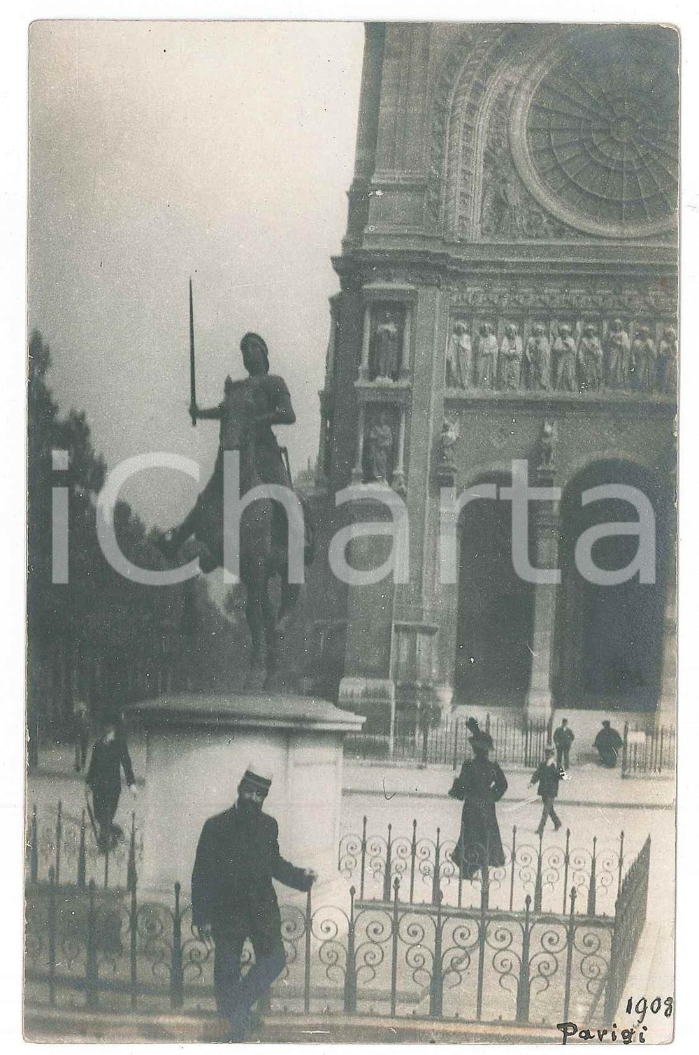 1908 PARIGI Statua equestre di Giovanna d'Arco - Fotografia Raffaele PEDRETTI  Fotografia d'epoca in formato cartolina postale.FOTOGRAFO: Raffaele Pedretti FAIR/discreto Lievi smussature agli angoli Formato: FP originale e autentica 1