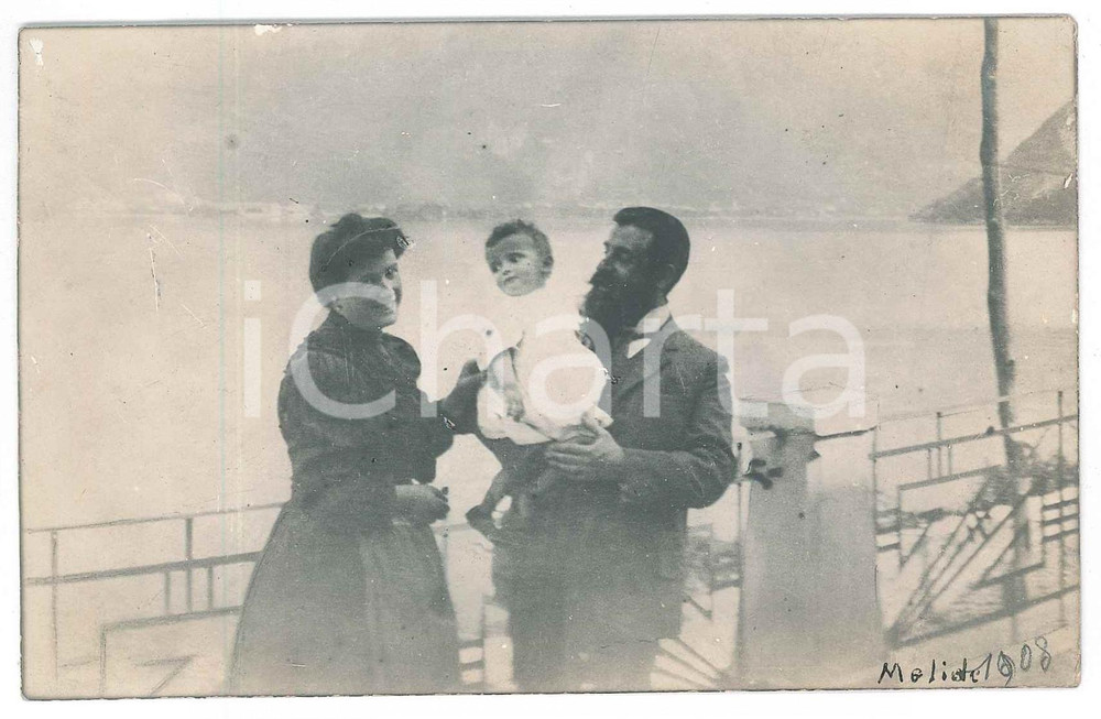 1908 MELIDE Raffaele PEDRETTI con moglie e figlio - Fotografia  Fotografia d'epoca in formato cartolina postale.FOTOGRAFO: Raffaele Pedretti FAIR/discreto Lievi smussature agli angoli Formato: FP originale e autentica 1