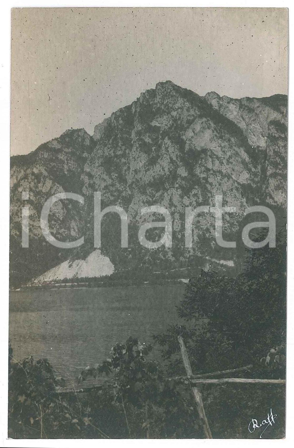 1905 ca LAGO MAGGIORE (?) Panorama con montagne - Fotografia Raffaele PEDRETTI  Fotografia d'epoca in formato cartolina postale.FOTOGRAFO: Raffaele Pedretti FAIR/discreto Lievi smussature agli angoli Formato: FP originale e autentica 1