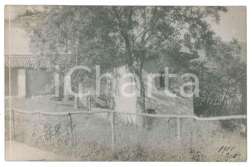 1910 GHIFFA (?) Veduta di una cascina - Fotografia Raffaele PEDRETTI  Fotografia d'epoca in formato cartolina postale.FOTOGRAFO: Raffaele Pedretti FAIR/discreto Lievi smussature agli angoli Formato: FP originale e autentica 1