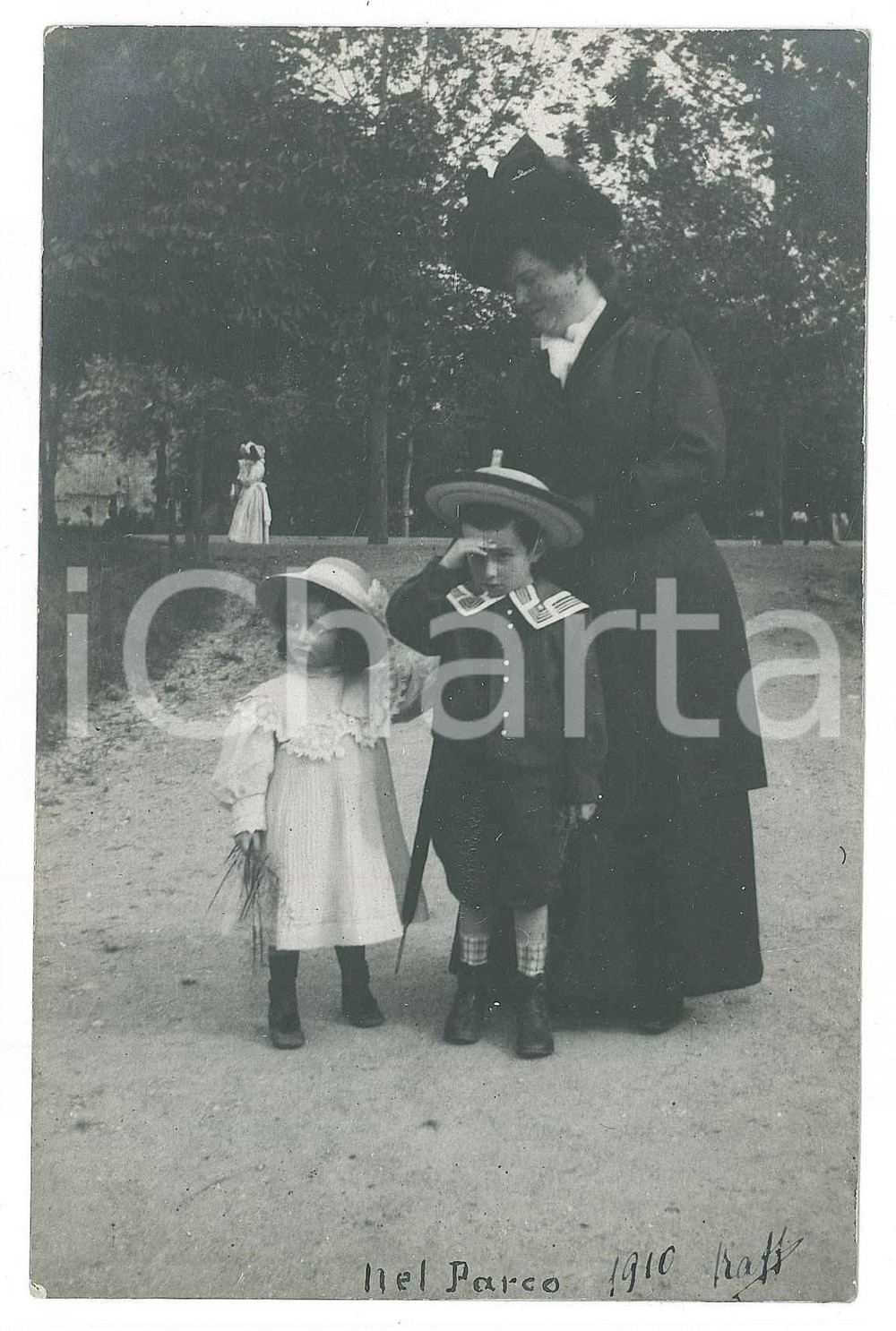 1910 MILANO Parco Sempione (?) Bambini con la mamma - Foto Raffaele PEDRETTI  Fotografia d'epoca in formato cartolina postale.FOTOGRAFO: Raffaele PedrettiSTAMPA: Premiata Fotografia Luigi Guerra - Milano FAIR/discreto Lievi smussature agli angoli Formato: FP originale e autentica 1