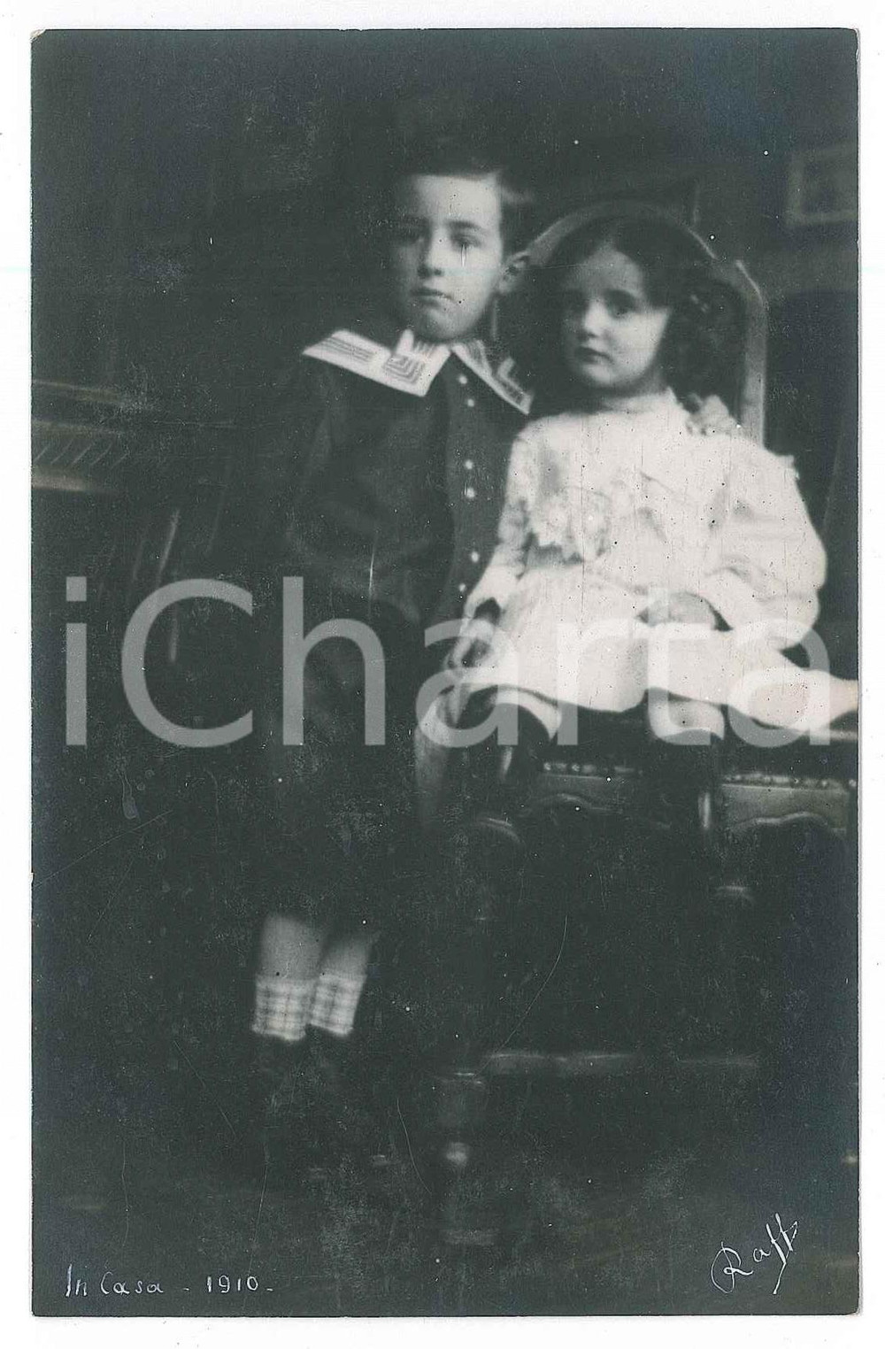 1910 ITALIA Ritratto di due fratellini - Fotografia anonima 9x14 cm  Fotografia d'epoca in formato cartolina postale. FAIR/discreto Lievi smussature agli angoli Formato: 9x14 cm originale e autentica 1