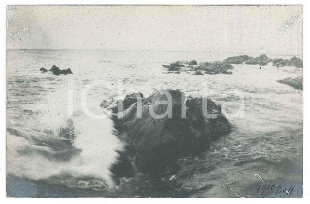1910 LIGURIA Mareggiata sugli scoglio - Fotografia Raffaele PEDRETTI  Fotografia d'epoca in formato cartolina postale.FOTOGRAFO: Raffaele PedrettiSTAMPA: Premiata Fotografi Luigi Guerra - Milano FAIR/discreto Lievi smussature agli angoli Formato: FP originale e autentica 1