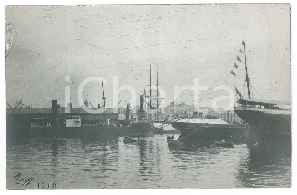 1910 AREA DI GENOVA (?) Barche ormeggiate al porto - Foto Raffaele PEDRETTI  Fotografia d'epoca in formato cartolina postale.FOTOGRAFO: Raffaele PedrettiSTAMPA: Premiata Fotografia Luigi Guerra - Milano FAIR/discreto Lievi smussature agli angoli Formato: FP originale e autentica 1