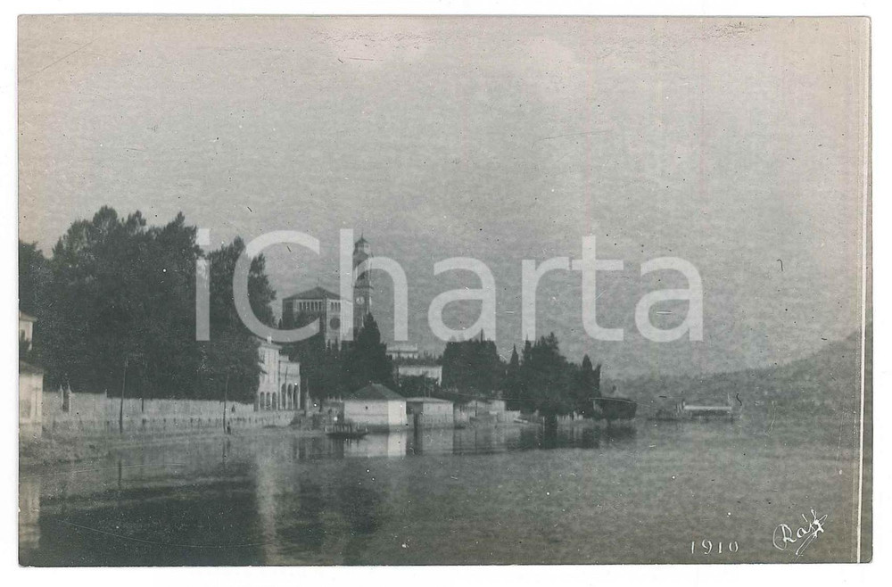 1910 LAGO DI COMO (?) Panorama con chiesa - Fotografia Raffaele PEDRETTI  Fotografia d'epoca in formato cartolina postale.FOTOGRAFO: Raffaele Pedretti FAIR/discreto Lievi smussature agli angoli Formato: FP originale e autentica 1