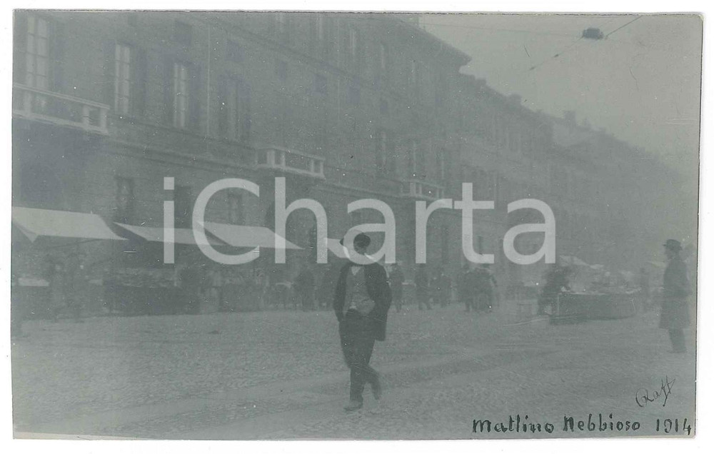 1914 MILANO Nebbia in Piazza Sant'Ambrogio - Fotografia Raffaele PEDRETTI  Fotografia d'epoca.FOTOGRAFO: Raffaele PedrettiSTAMPA: Premiata Fotografia Luigi Guerra - Milano FAIR/discreto Lievi smussature agli angoli Formato: FP originale e autentica 1
