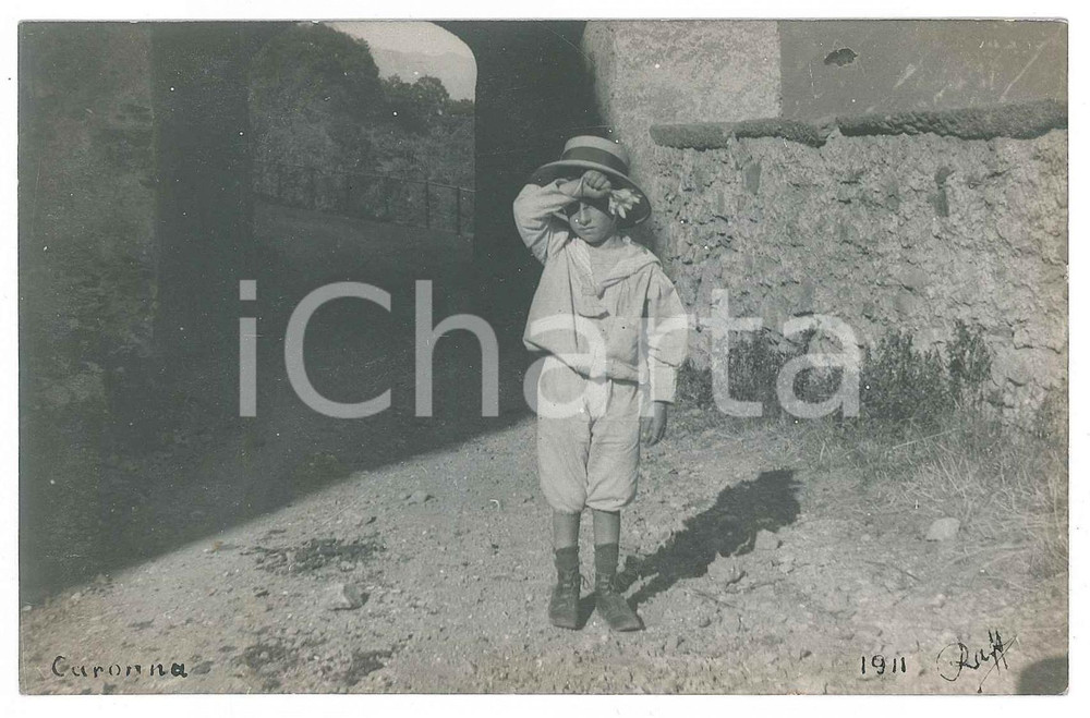 1911 CARONA - ALTA VAL BREMBANA Ritratto di bambino - Foto Raffaele PEDRETTI  Fotografia d'epoca.FOTOGRAFO: Raffaele Pedretti FAIR/discreto Lievi smussature agli angoli Formato: FP originale e autentica 1