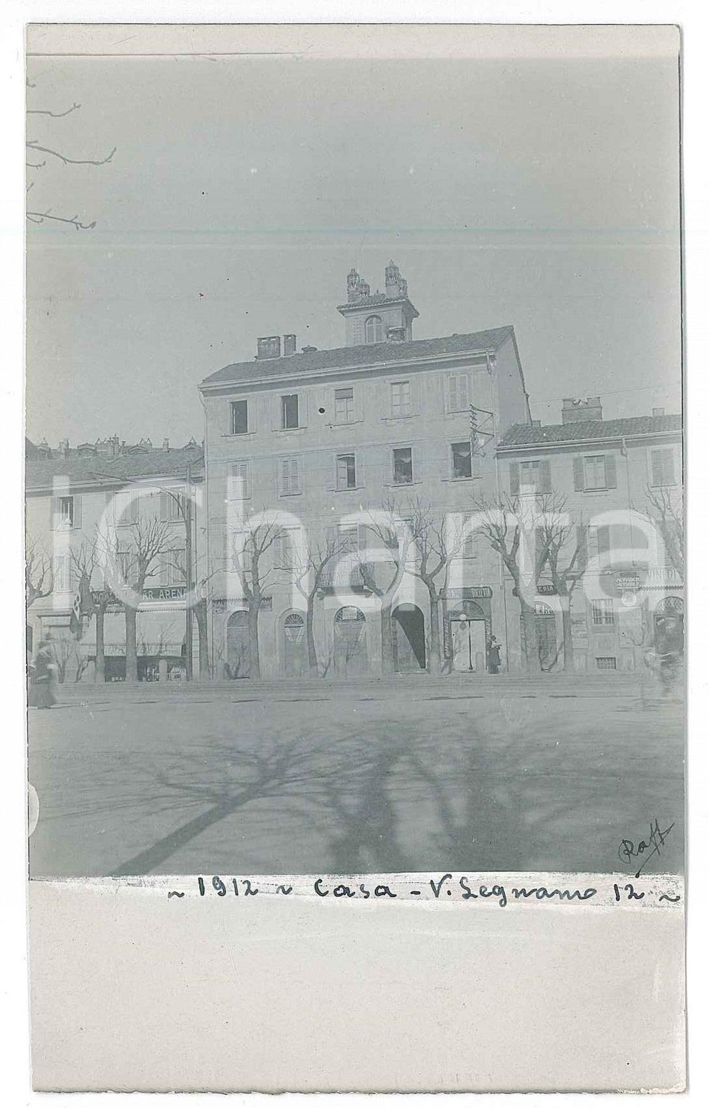 1912 MILANO Via Legnano - Abitazione di Raffaele PEDRETTI - Fotografia  Fotografia d'epoca in formato cartolina postale.FOTOGRAFO: Raffaele PedrettiSTAMPA: Premiata Fotografi Luigi Guerra - Milano FAIR/discreto Lievi smussature agli angoli Formato: FP originale e autentica 1