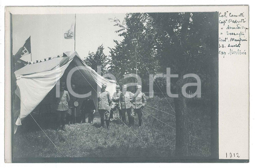 1912 REGIO ESERCITO Tenda Ufficiali - Accampamento - Foto Raffaele PEDRETTI  Fotografia d'epoca in formato cartolina postale.Nella fotografia compaiono il Colonnello Canetti, i Capitani Pedretti, Armandi, Terraghi e Merlini, il Tenente Manfrini e il Sottotenente Lualdi,FOTOGRAFO: Raffaele PedrettiSTAMPA: Premiata Fotografia Luigi Guerra - Milano FAIR/discreto Lievi smussature agli angoli Formato: FP originale e autentica 1