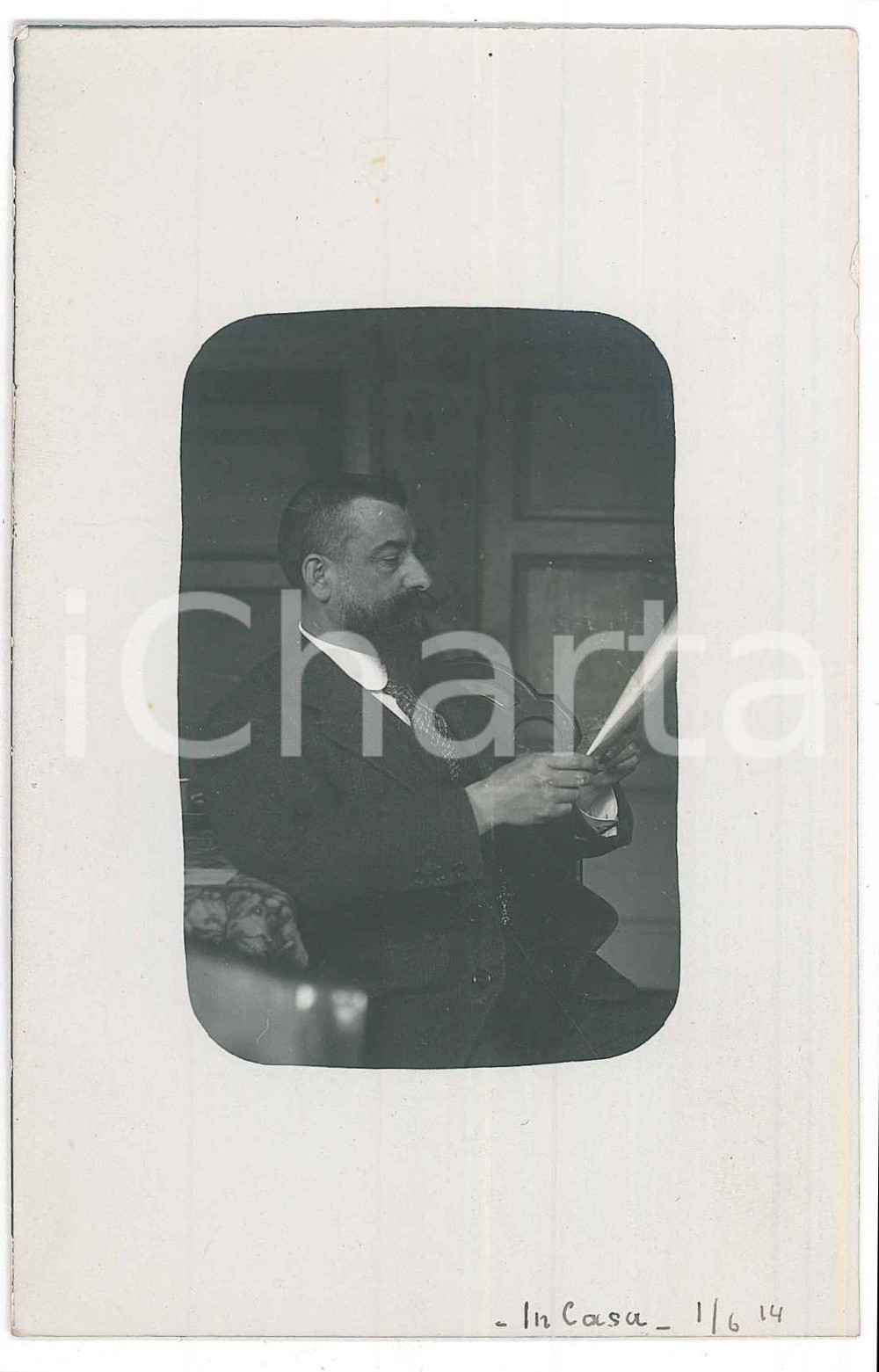 1914 MILANO Raffaele PEDRETTI legge un giornale - Ritratto - Fotografia  Fotografia d'epoca in formato cartolina postale.FOTOGRAFO: Raffaele Pedretti FAIR/discreto Lievi smussature agli angoli Formato: FP originale e autentica 1