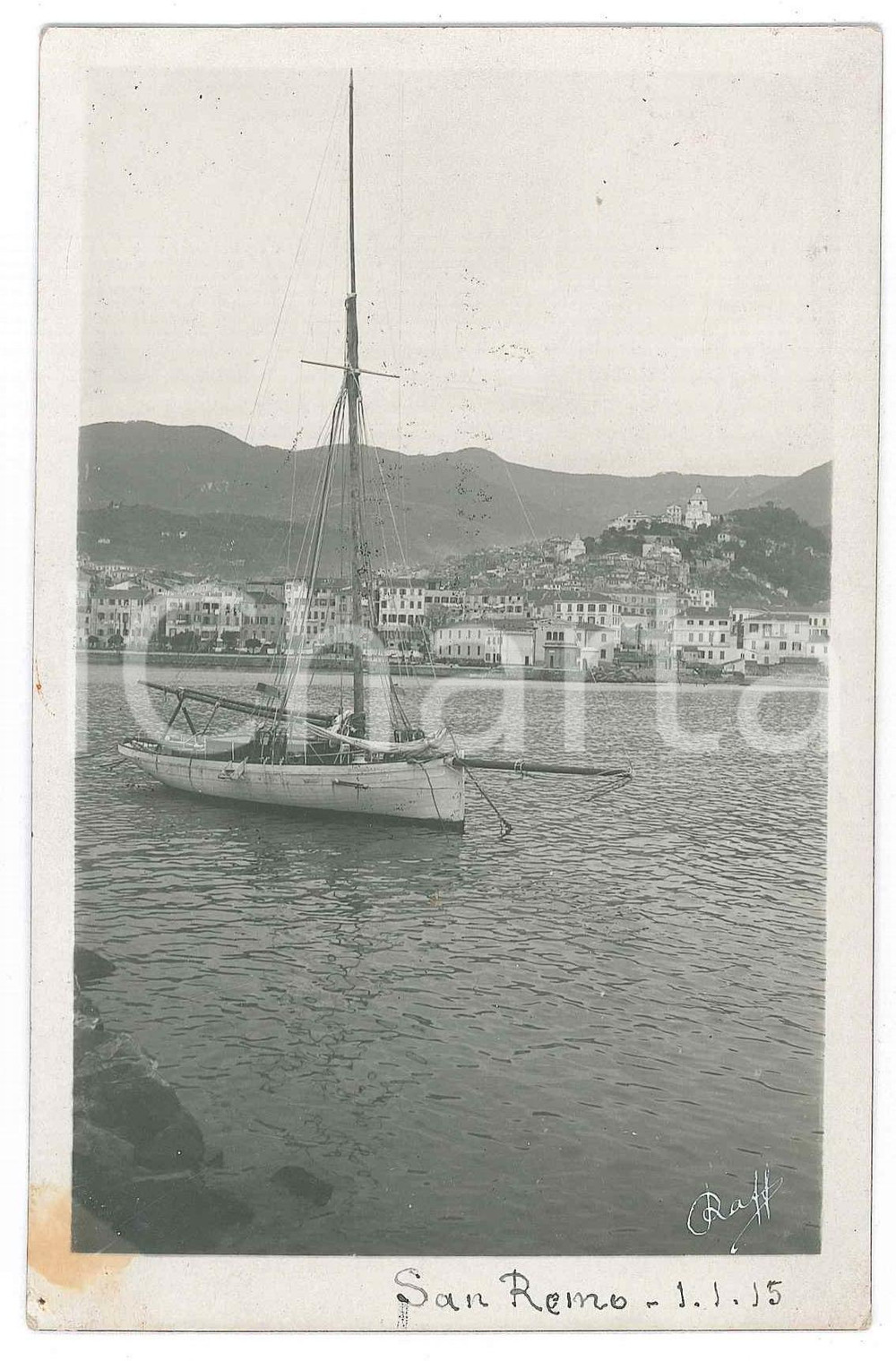 1915 SANREMO Barca ormeggiata al largo - Fotografia Raffaele PEDRETTI  Fotografia d'epoca in formato cartolina postale, viaggiata.FOTOGRAFO: Raffaele Pedretti FAIR/discreto Lievi smussature agli angoli Formato: FP originale e autentica 1